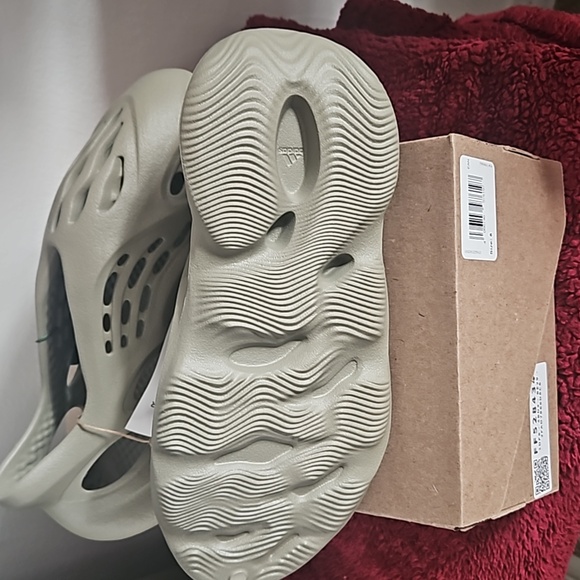 Yezzy Foam Runners Stone Salt Men's Sz 8 BNIB - Picture 4 of 7